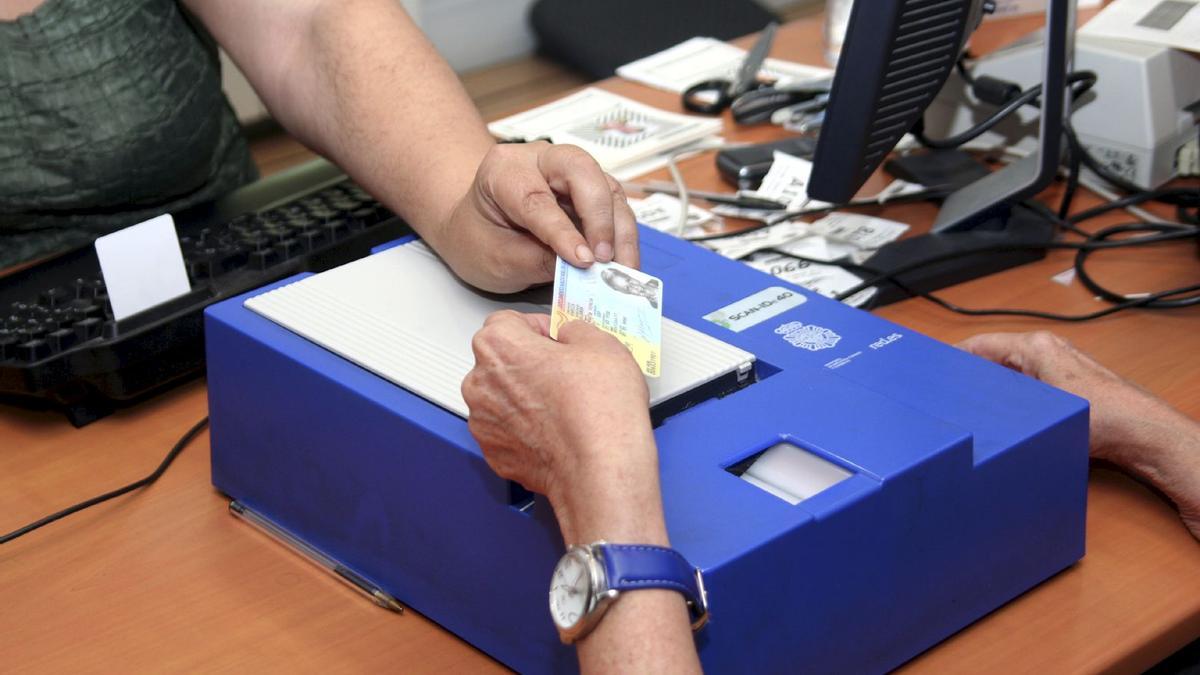 Una mujer renueva su DNI en una sede policial, en una imagen de archivo.