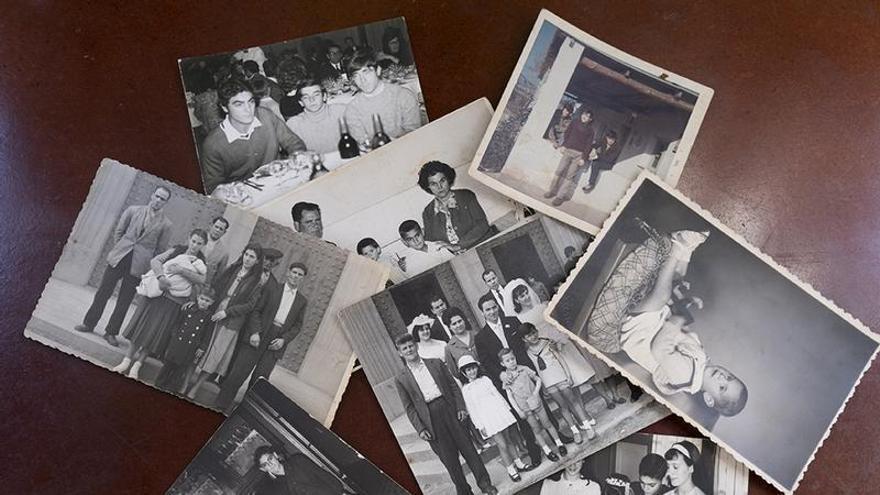 Diferents imatges familiars d’Agustín Rueda, de petit, de comunió; a la dreta, amb els pares i la seva germana Maria, quatre anys més petita. I, ja de jove, en una celebració familiar (el primer per l’esquerra) i, a la dreta d’aquesta pàgina, dues imatges més quan encara vivia a la comarca 