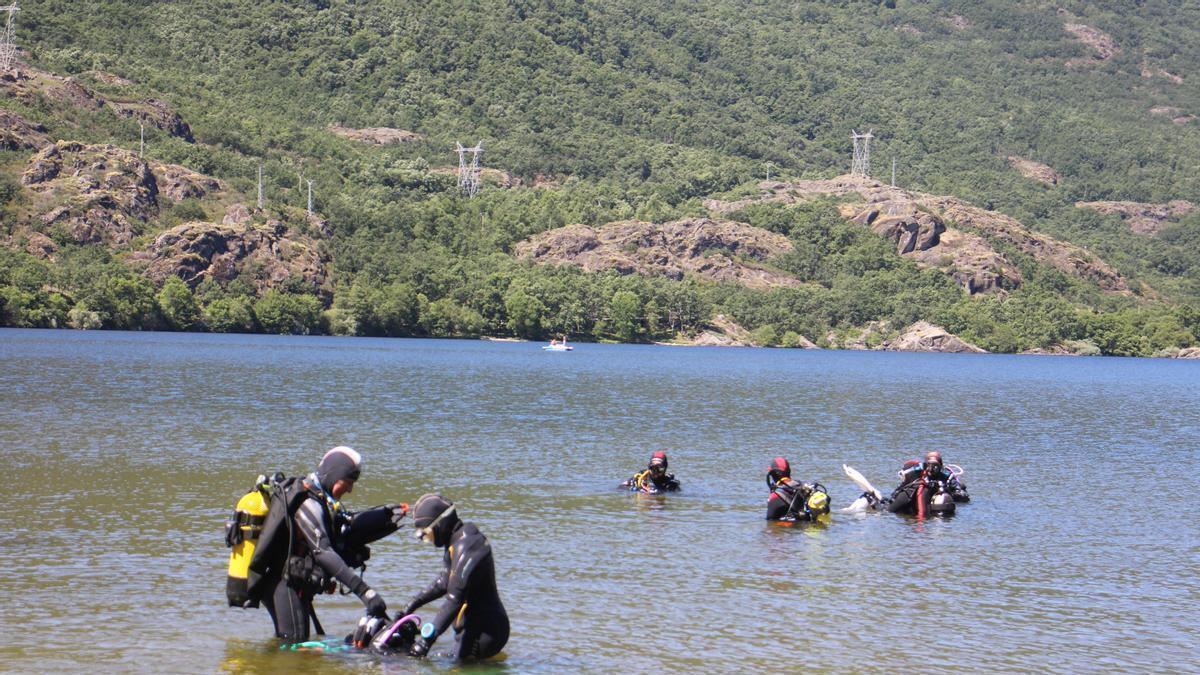 Campaña de limpieza en el Lago de Sanabria.