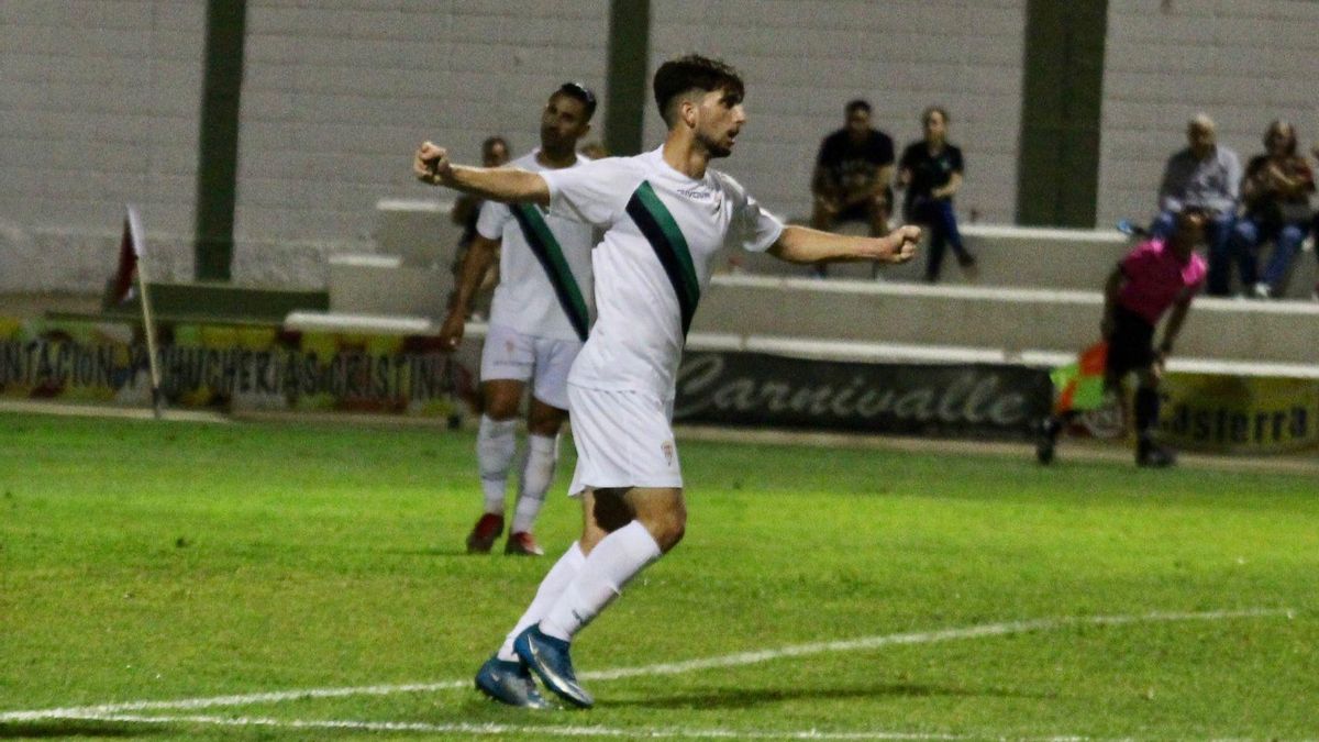Cristian Delgado celebra su gol ante el Pozoblanco.