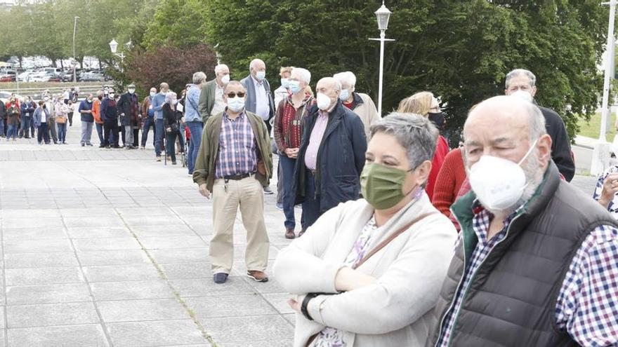 En Asturias hubo colas el primer día de la cuarta dosis