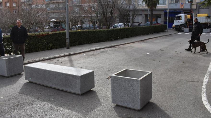 Així ha quedat el vial:  tallat al trànsit per dos bancs i quatre jardiners de manera que la plaça petita creix