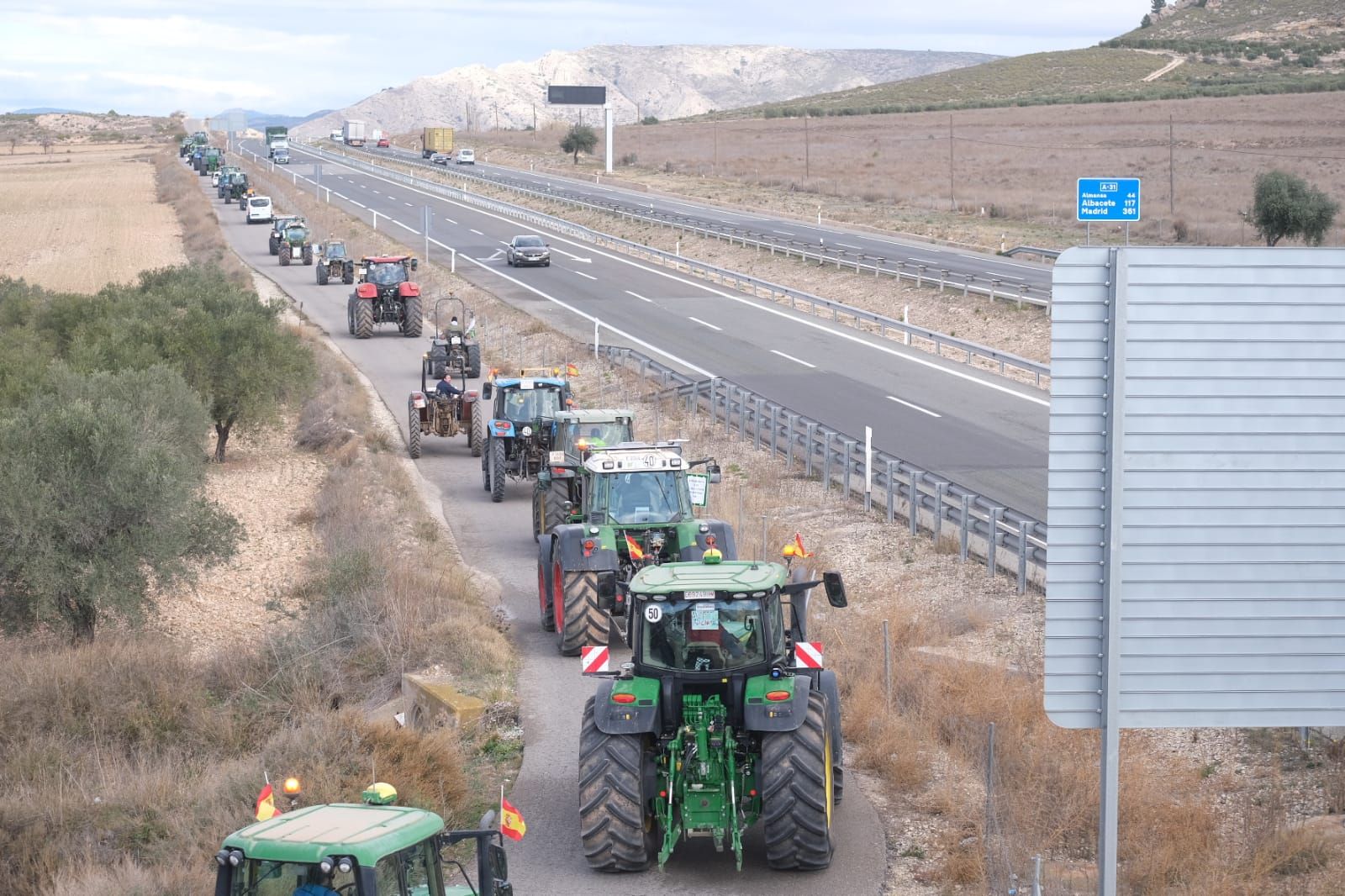 Los agricultores se concentran en tres comarcas de la provincia de Alicante en una tractorada por carreteras secundarias