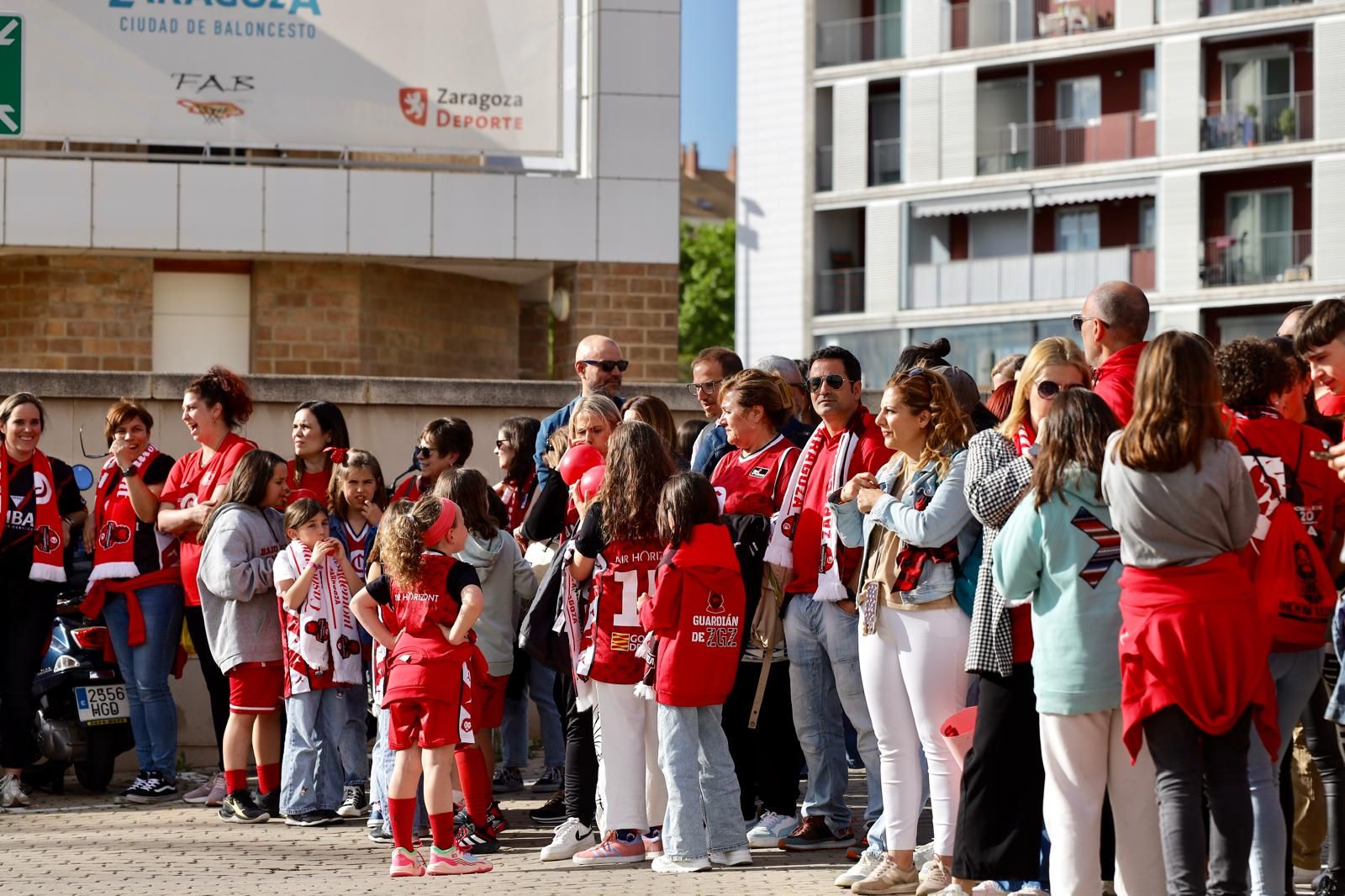 En imágenes | Así ha sido el recibimiento de las jugadoras del Casademont Zaragoza a su llegada al Príncipe Felipe