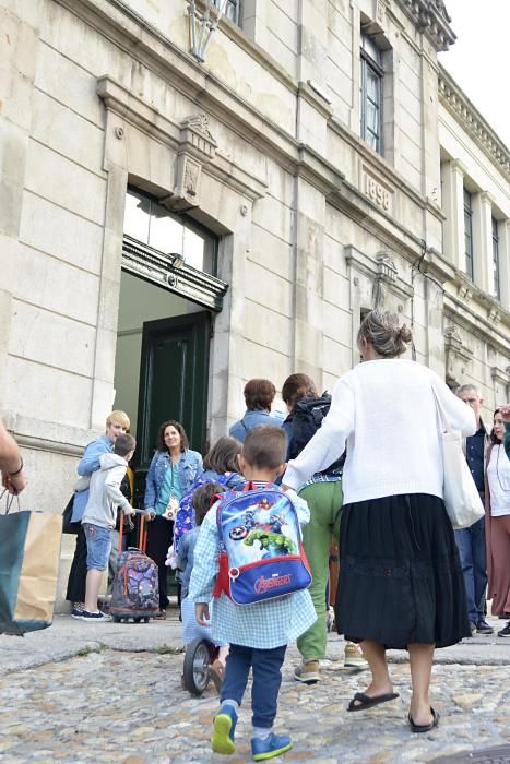 Los alumnos de Infantil, Primaria y Educación Especial comienzan hoy un nuevo curso. En A Coruña, son casi 20.000 niños los que acudirán hoy a clase para reencontrarse con sus compañeros.