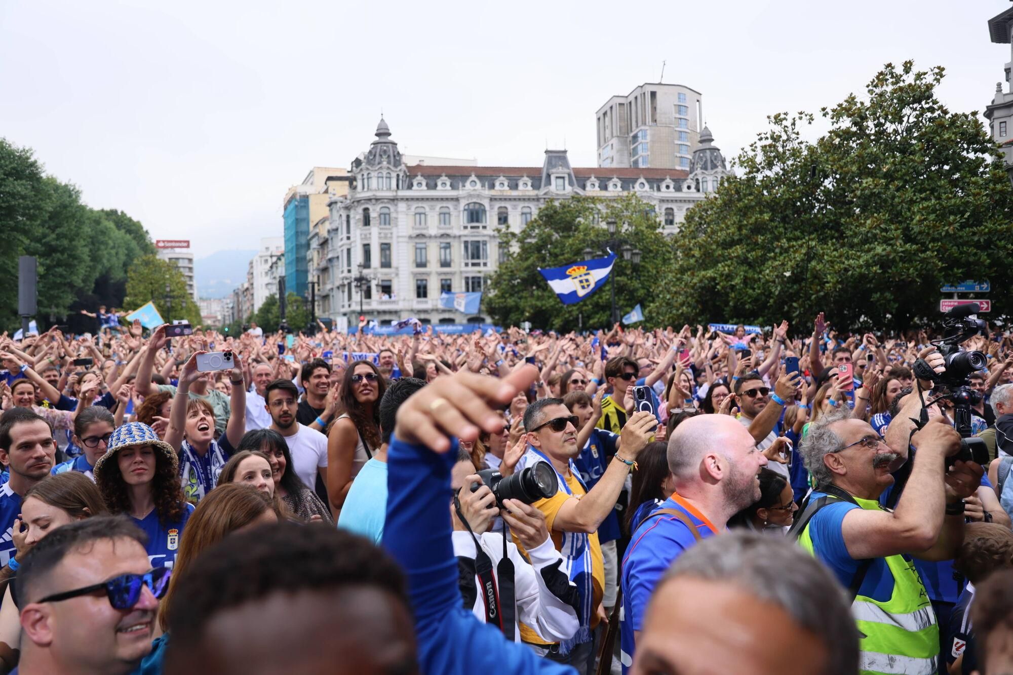 Locura azul en las calles de Oviedo para celebrar el ascenso del equipo a Primera División