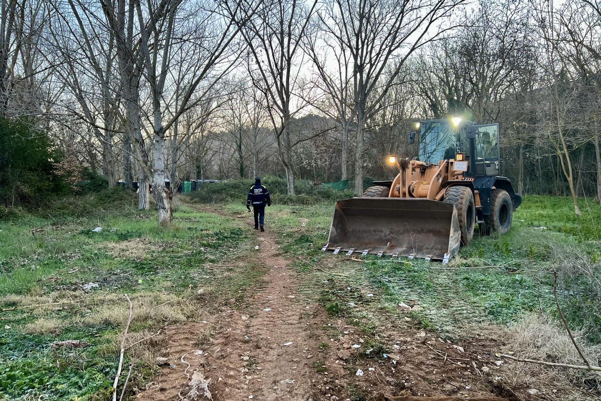 Dispositivo para eliminar un conjunto de barracas junto al Besòs en Montcada i Reixac