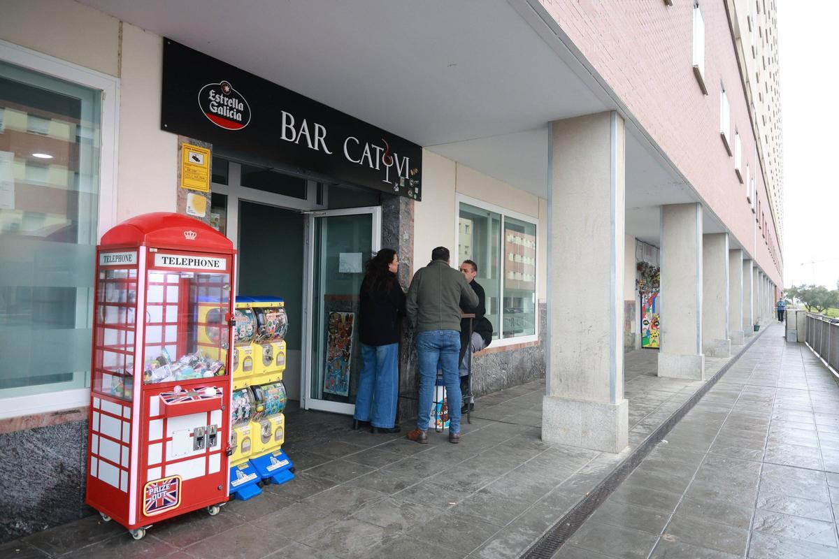 El bar Catovi, uno de los principales puntos de encuentro para los residentes.