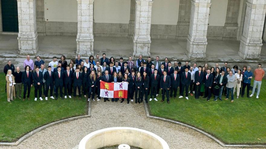 Foto de familia de alumnos y tutores de FP que participarán como representantes de Castilla y León en el Spain Skills. | Cedida