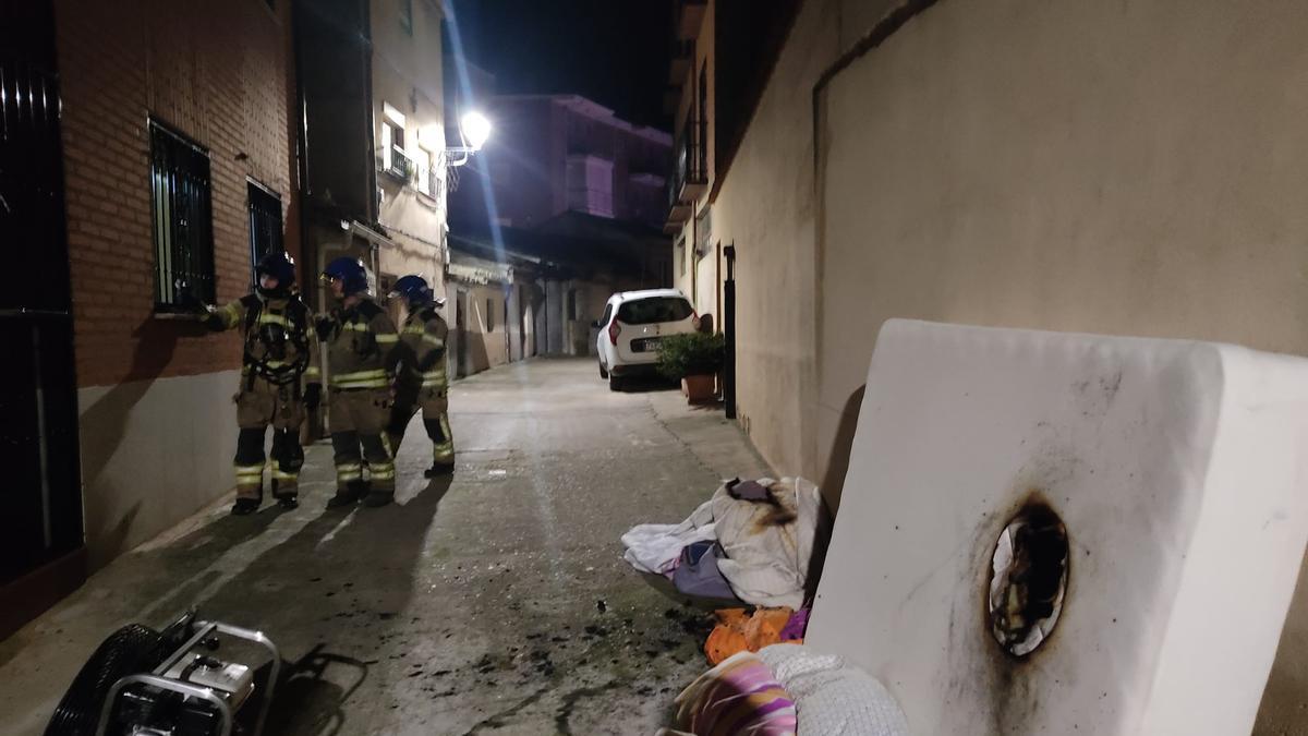 Bomberos de Toro revisan la vivienda en la que el fuego prendió un colchón