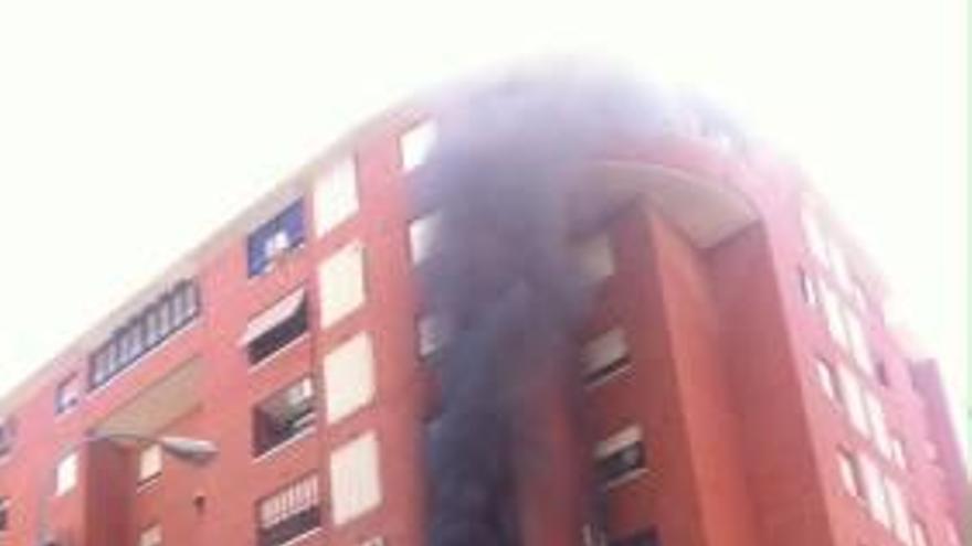 Aparatoso incendio en Alicante