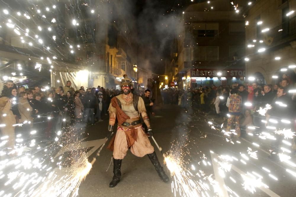 La villa celebra en un mismo día el desfile de comparsas, el concurso de disfraces y la quema del Meco.