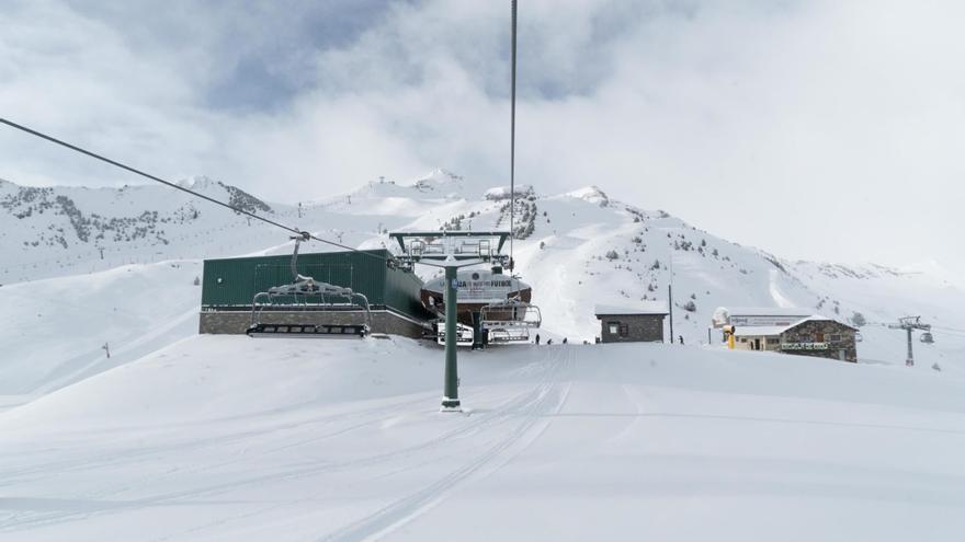 La nieve cubre las estaciones de esquí de Aramón, que prevé ampliar sus dominios esquiables en el Pirineo