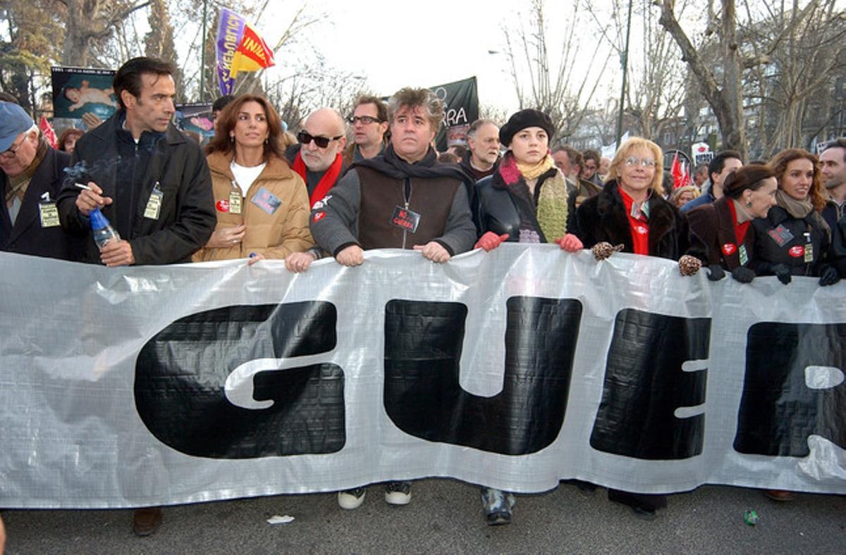 El mundo del séptimo arte estuvo presente en la manifestación de Madrid. de izquierda a derecha de la foto, sosteniendo una pancarta, Imanol Arias, Pastora Vega, Pedro Almodóvar y Leonor Watling, María Luisa Merlo, Nuria Espert y Ana Belén.