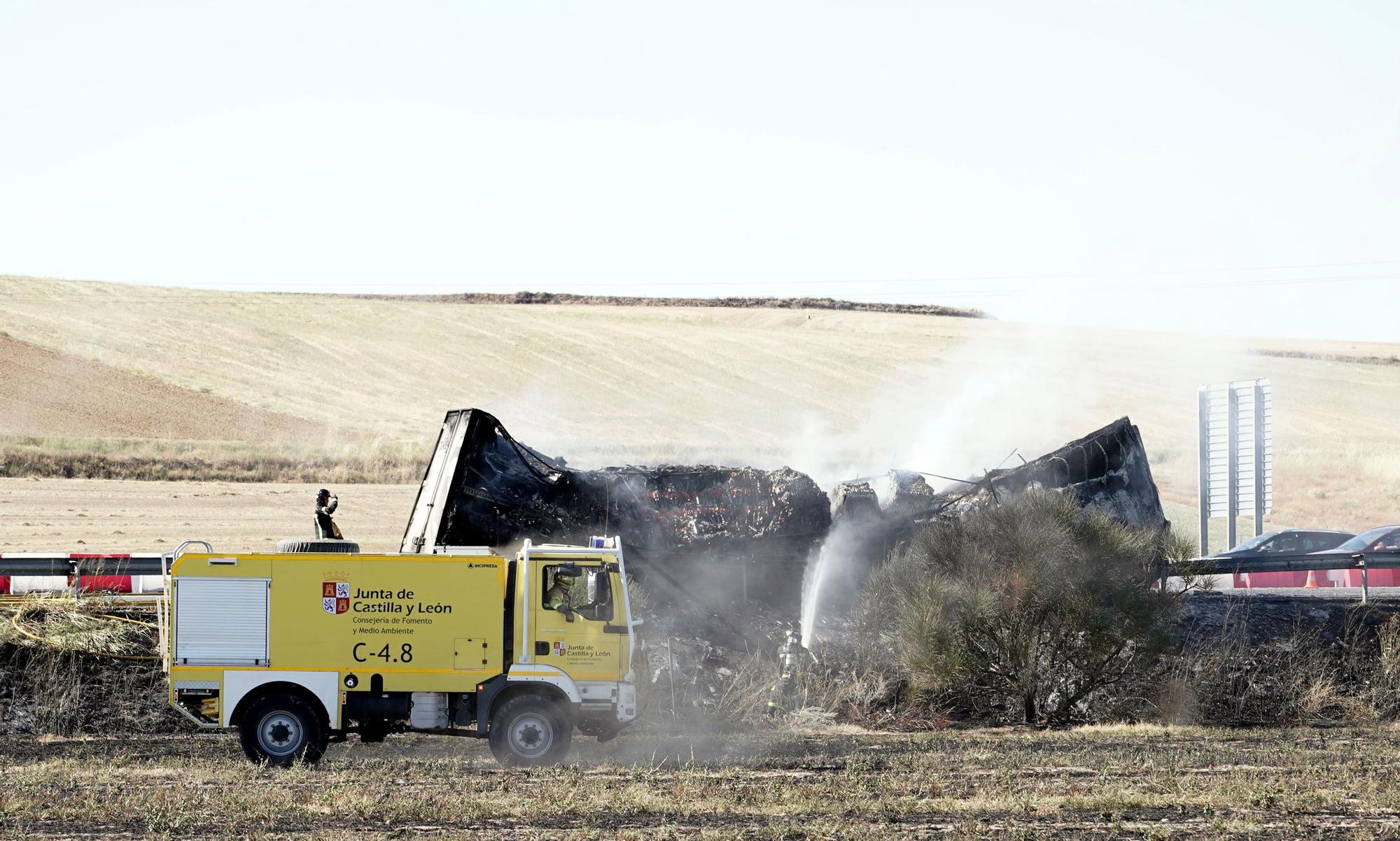 Galería | El incendio de un camión causa cuatro kilómetros de retenciones en la A-62, en Villamarciel (Valladolid)