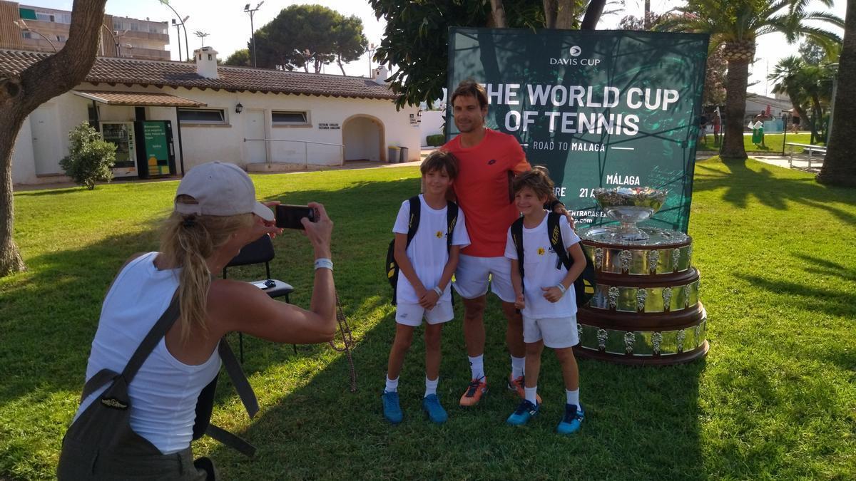 David Ferrer posa junto a la Ensaladera con dos jóvenes tenistas en el CT de Xàbia