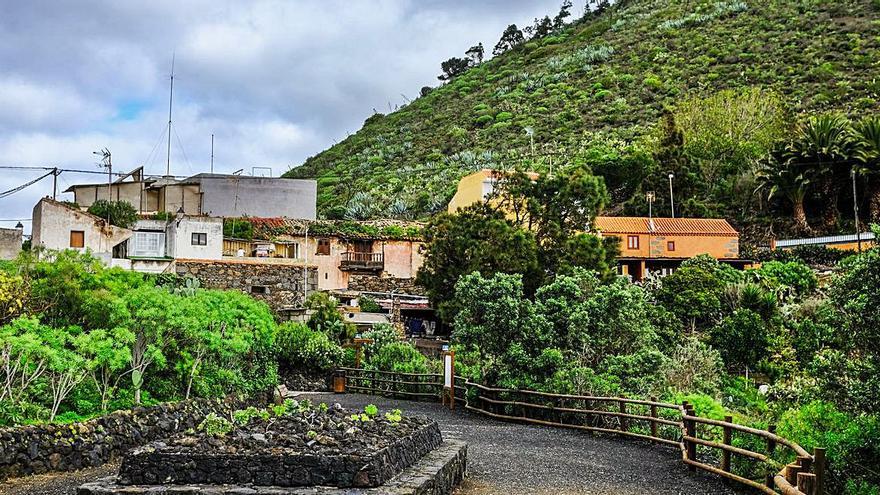 Caserío junto al Pico y la Caldera de Bandama. | | JOSÉ CARLOS GUERRA