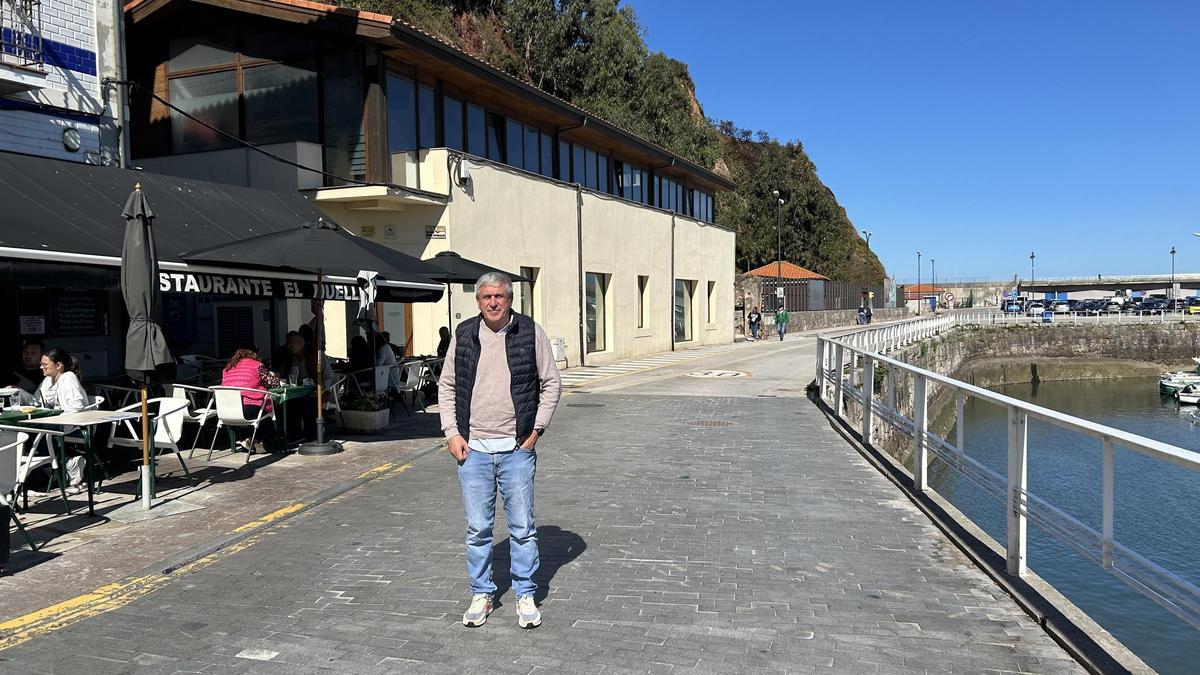 Rafael Solís, delante de El Muelle, uno de sus locales hosteleros delante del Puerto de Candás.