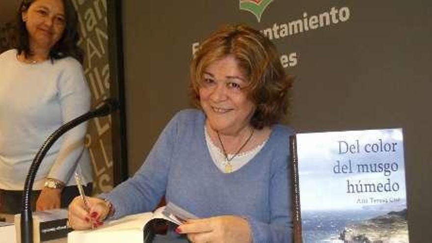 Ana Teresa Cué, firmando libros en presencia de la edil Marisa Elviro.