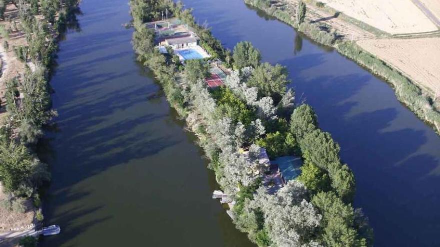 Vista aérea del espacio ocupado por el Club Náutico en mitad del río Duero.