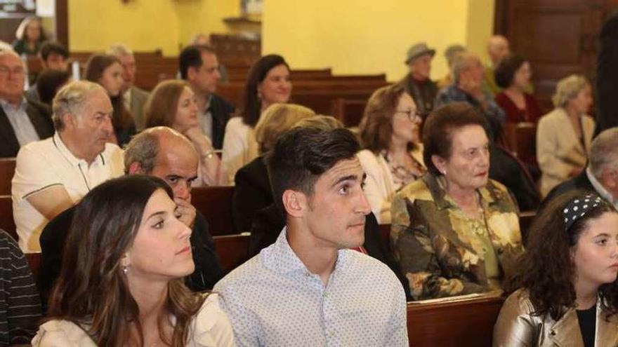 Diego Mariño y su novia Iria Cruz Pérez, ayer, en la Iglesia de San Juan XXIII de Viesques.