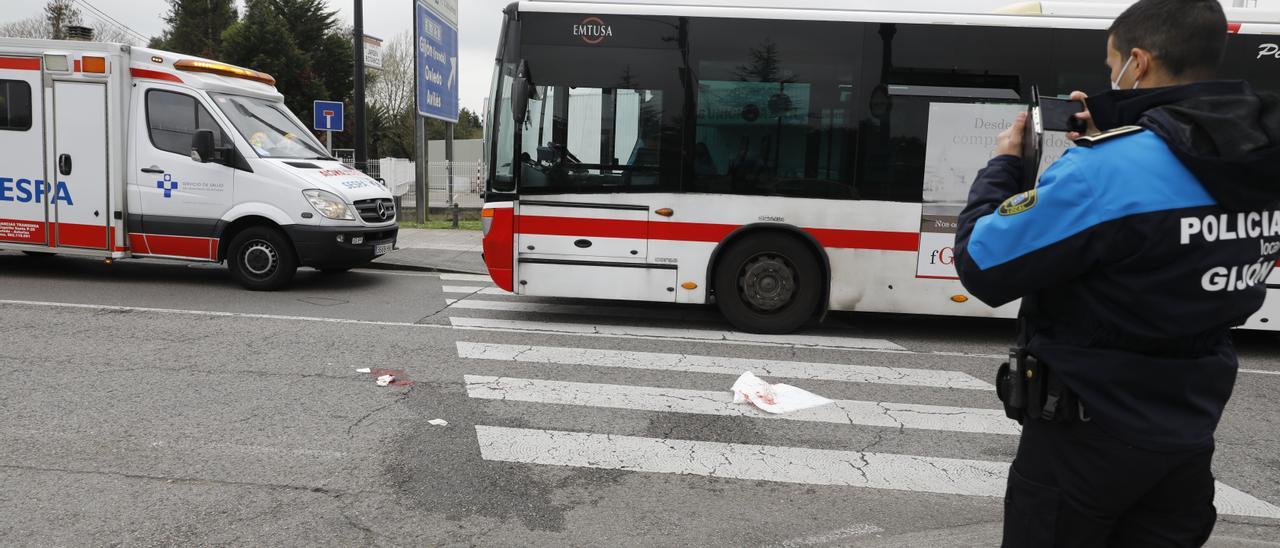 Un agente de la Policía Local realizando fotografías en el lugar del accidente, en la avenida del Jardín Botánico, ayer por la mañana.