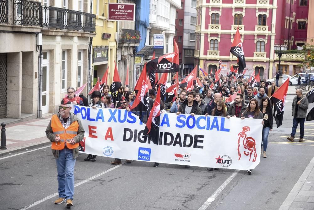 Unas 4.000 han secundado la manifestación convocada por UGT y CCOO que ha arrancado A Palloza y ha terminado en la plaza de Ourense, ante la Delegación del Gobierno en Galicia.