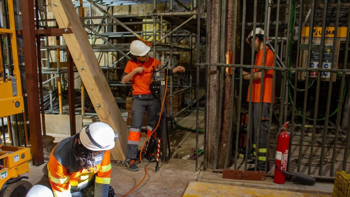 Tres trabajadores de la empresa se encargaron de la labor en la zona afectada por las llamas.