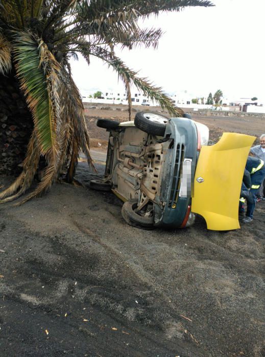 Un herido por el vuelco de un monovolumen en Arrecife