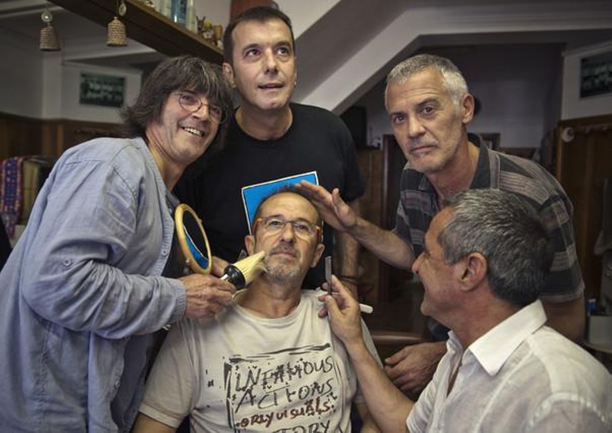 Els músics en la barberia del pare de Sente, el bateria del grup.