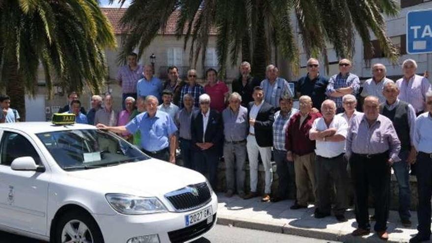 Jesús Garrido, junto a su taxi y con sus compañeros y amigos. // Fdv