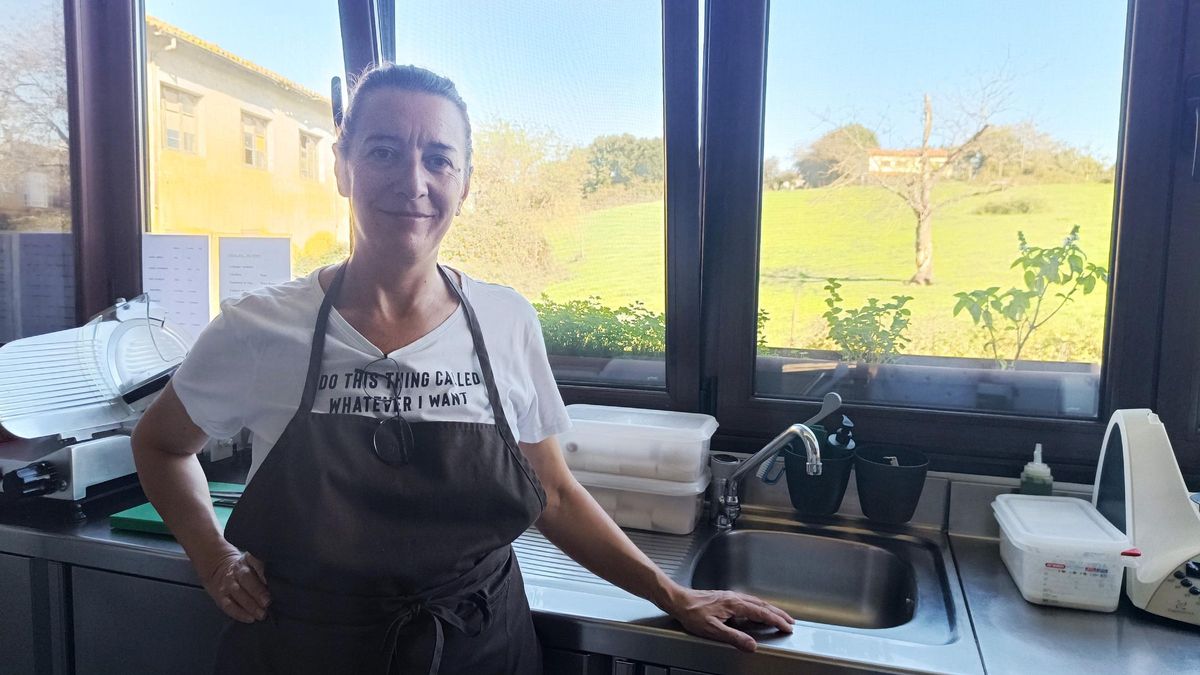 Alicia García de la Vega en la cocina de su establecimiento en Pola de Siero.