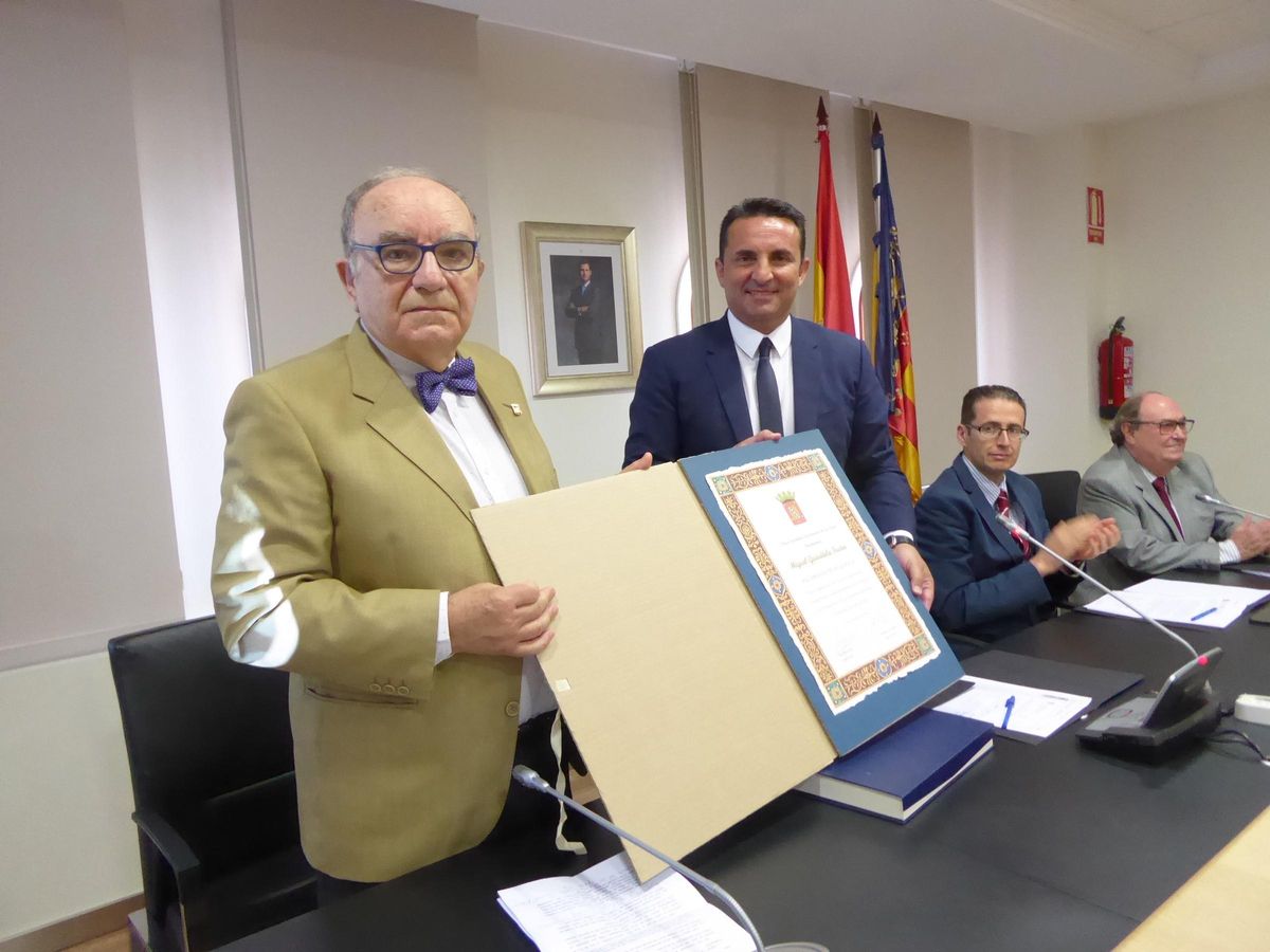Miguel Guardiola junto a Bernabé Cano, alcalde de La Nucia, en 2018, cuando fue nombrado &quot;fill predilecte&quot;.