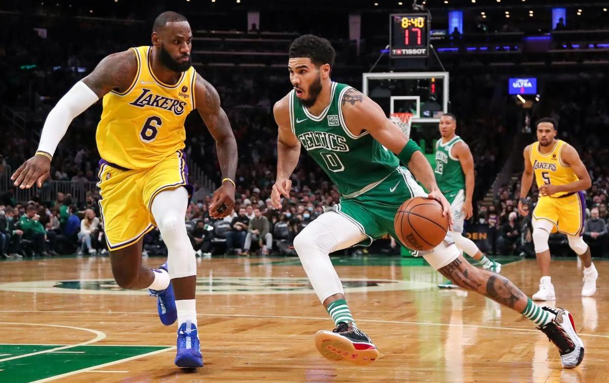 Lebron James (Lakers) defiende a Jayson Tatum (Celtics).