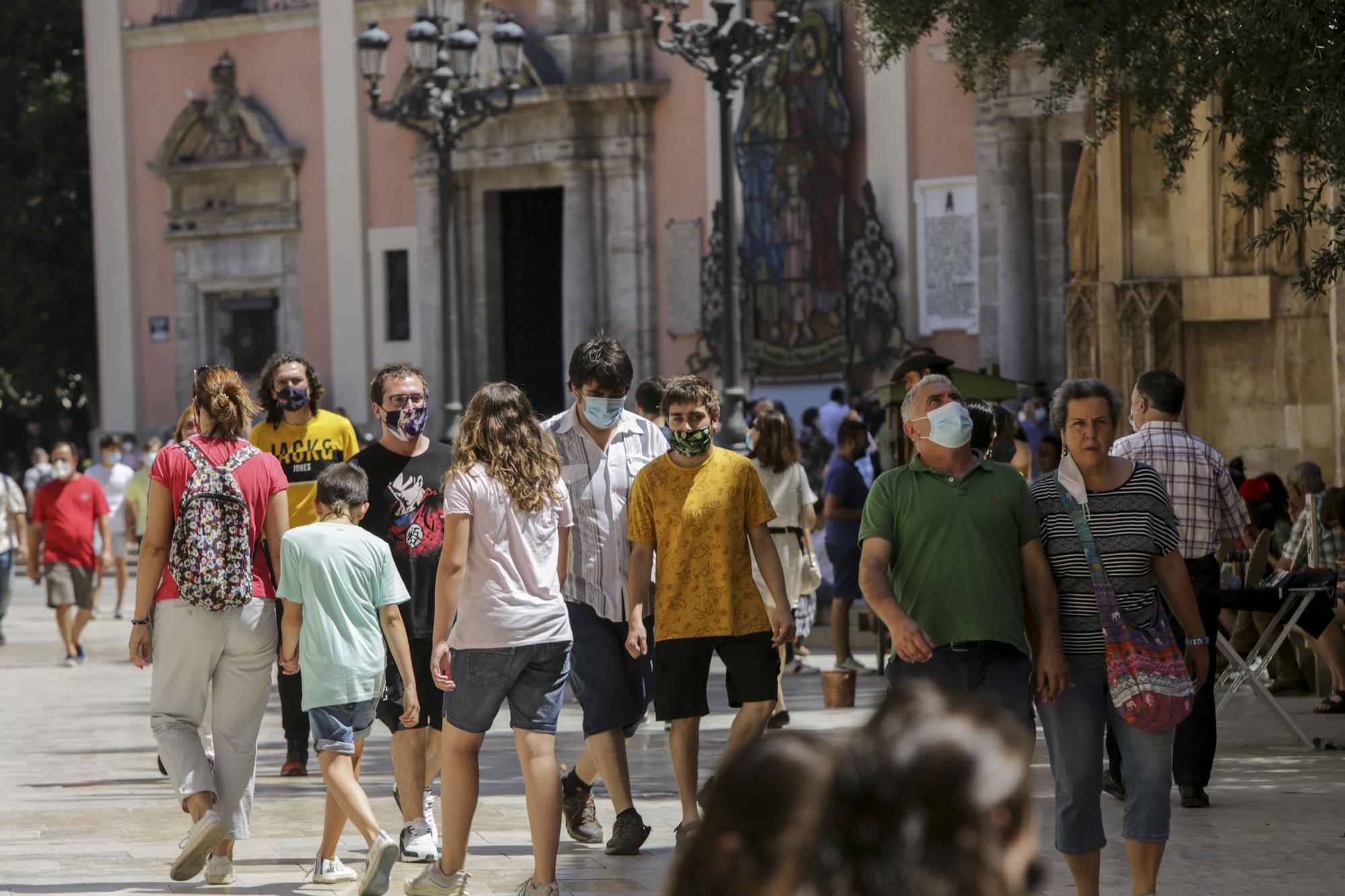 Valencia no se quita la mascarilla en plena calle