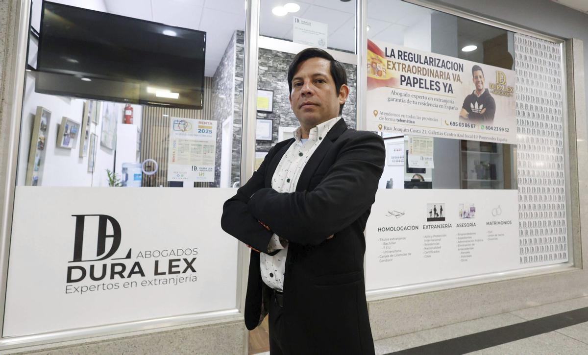 César Augusto Alarcón, ante su despacho en la calle Joaquín Costa de Pontevedra.