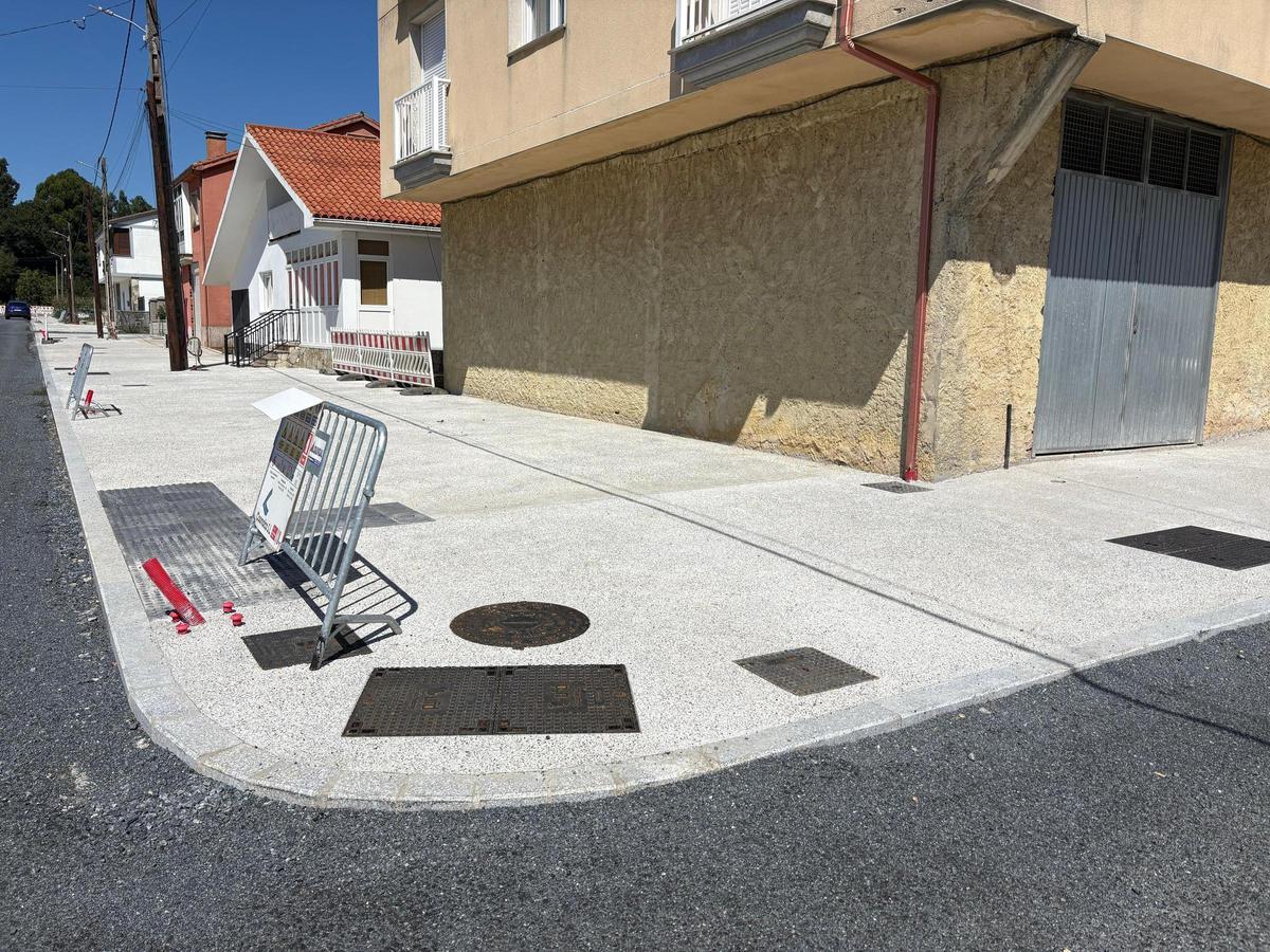 Obras en la Rúa dos Mollados, en Arca-O Pino, que están a punto de finalizar.