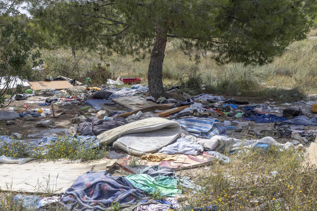 The dirt left by the illegal settlements in the Pau 1 of Alicante