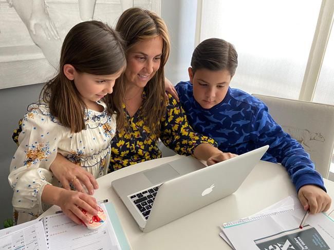 Ester Aguado, con sus hijos