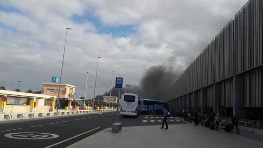 Arde una guagua a la altura del aeropuerto de Gran Canaria