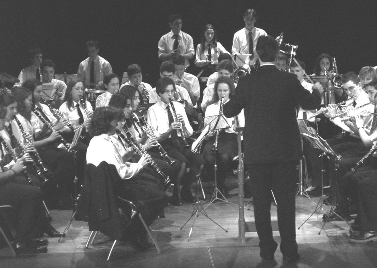 Arriba, representación de «Fuga», de la Compañía «Alambique»; a la derecha, una sesión de cine infantil y el programa especial de Navidad del canal de televisión local de Corvera. | MIKI LÓPEZ