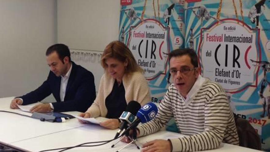 El promotor, Genís Matabosch, l&#039;alcaldessa, Marta Felip i el regidor de Cultura, Alfons Martínez, en la presentació de la programació d&#039;aquesta edició .