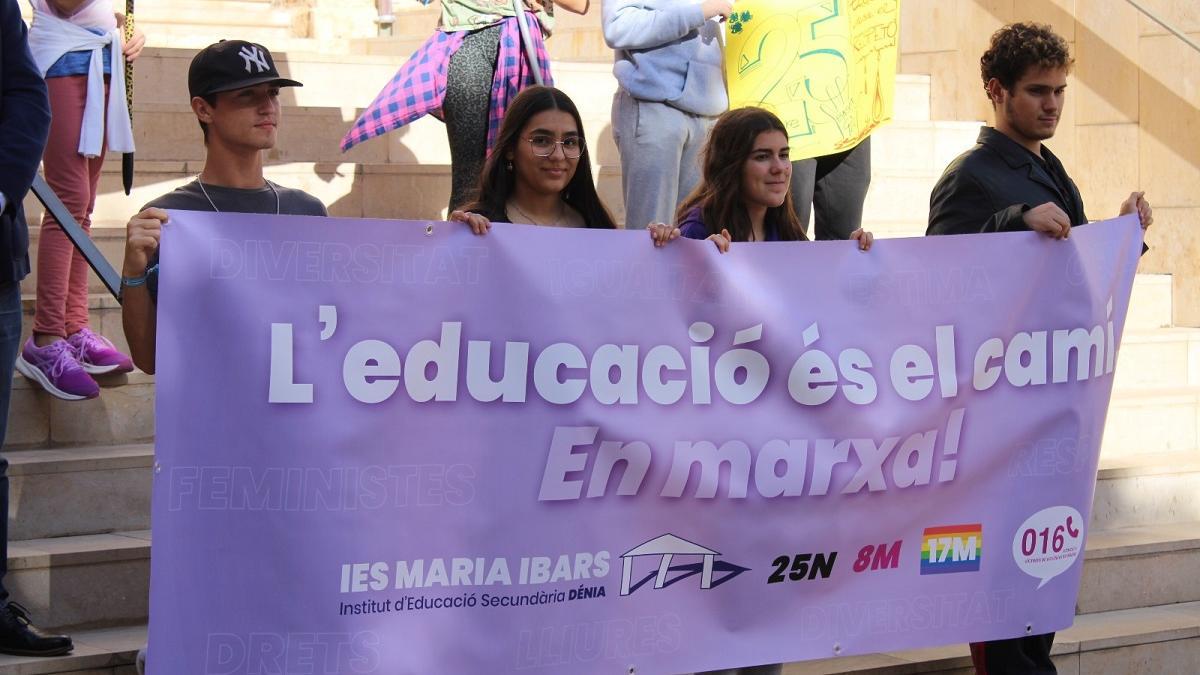 Una pancarta en el IES Maria Ibars, foto de archivo.