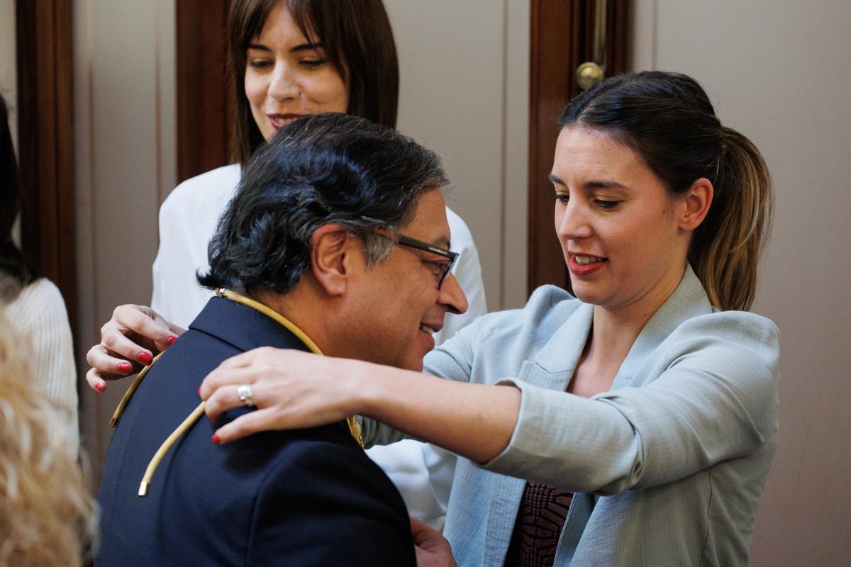 Irene Montero abraza a Gustavo Petro durante el saludo al Gobierno.