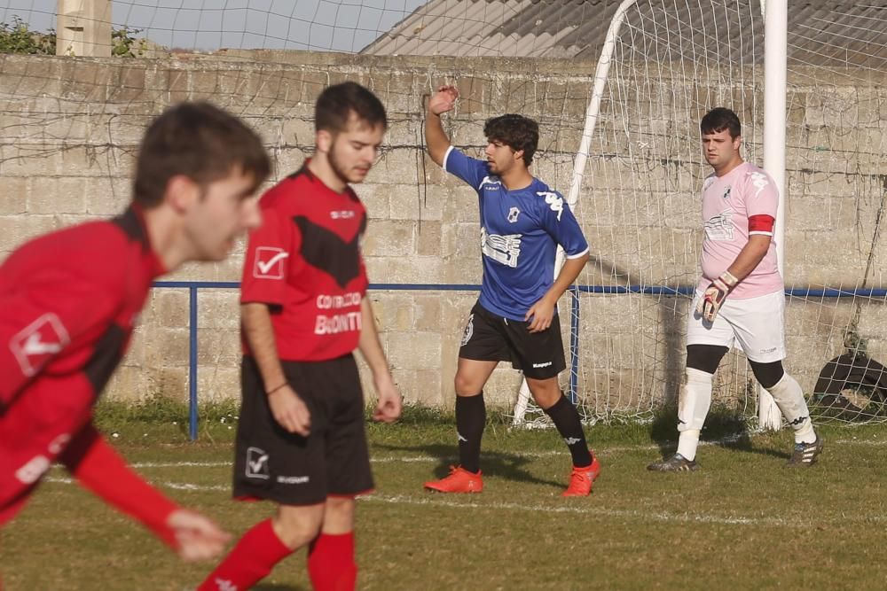 Iván Blanco, portero del Unión Deportivo San Esteban, recibe un homenaje sorpresa