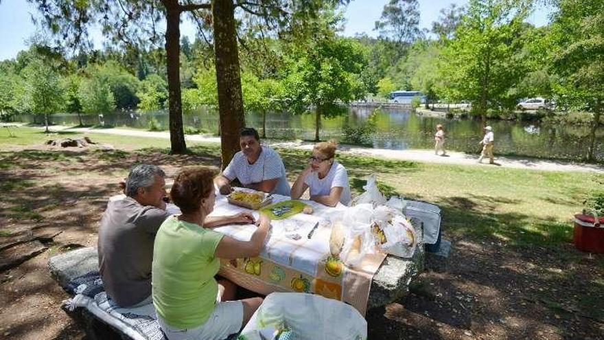 Personas merendando en el Lago Castiñeiras. // Santos Álvarez