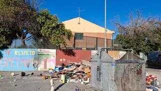 Una montaña de basura 'a las puertas' de un colegio de Sevilla: 'No hay derecho'