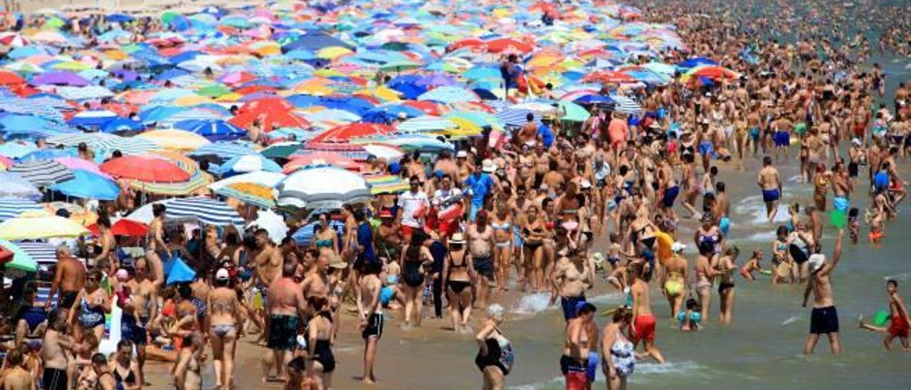 La playa de Gandia supera el 90 % de ocupación hotelera en agosto