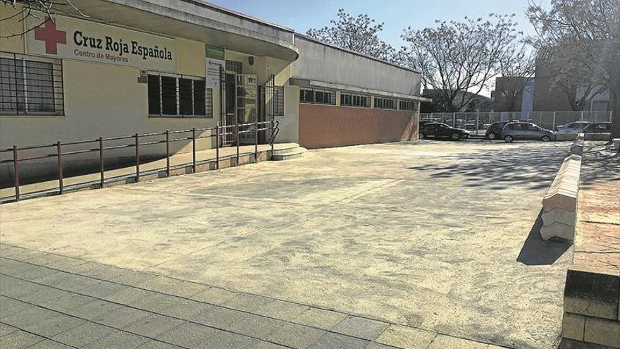 Acaba la obra que facilita el acceso al centro de mayores de Cruz Roja en Almendralejo