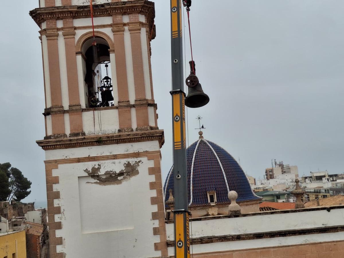 Las imágenes de un día histórico en Dénia: las campanas bajan del cielo